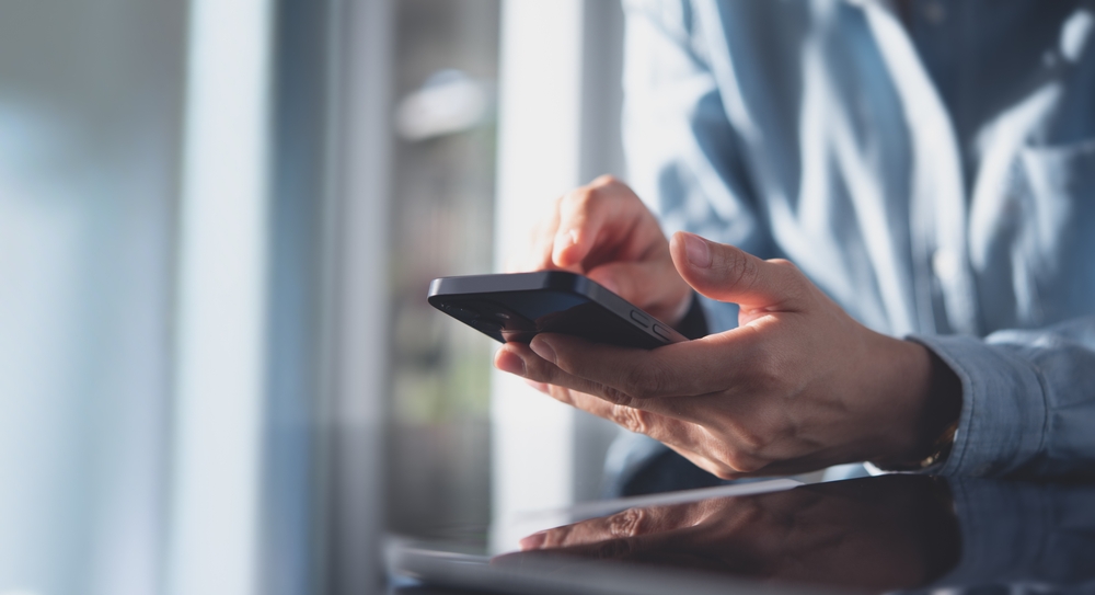 what app can i use to see who my boyfriend is texting